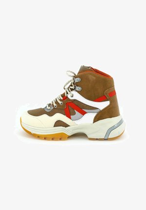Bota de senderismo alta en ante marrón y cuero beige con detalles en naranja, cordones blancos y suela gruesa de goma amarilla.