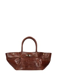 Borsa in pelle marrone con effetto coccodrillo, dotata di due manici, dettagli con chiusura metallica e accenti in hardware dorato. Superficie testurizzata e forma ampia.