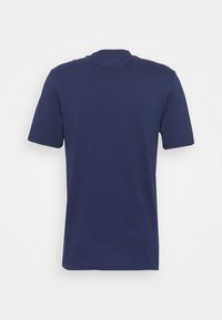 Marinblå t-shirt med kort ärm i mjukt tyg. Har en rund halsringning och en enkel design utan synliga mönster eller detaljer.