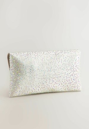 Bolso de mano blanco cubierto de cristales de rhinestone iridiscentes, con una forma rectangular elegante y una textura suave. Sin herrajes visibles.