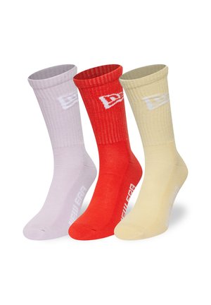 Drei Paar Crew-Socken in Lavendel, Rot und zartem Gelb. Der Stoff hat eine gerippte Textur und ein Logo an der Seite.