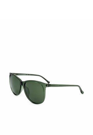 Occhiali da sole con montatura in plastica traslucida verde scuro e lenti con tinte verdi, forma quadrata leggermente arrotondata, vista laterale su sfondo bianco.