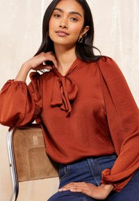Friends Like These LONG SLEEVE - REGULAR FIT - Blůza - red