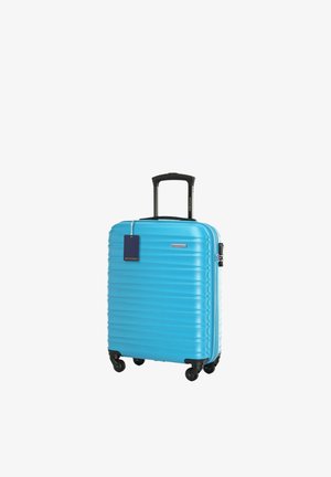 Maleta rígida azul con cuatro ruedas giratorias negras, asa telescópica negra y una etiqueta de equipaje azul.