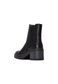 Stivale alla caviglia in pelle nera con cerniera laterale, punta squadrata e tacco a blocco con texture. Presenta una suola in gomma resistente e dettagli cuciti.