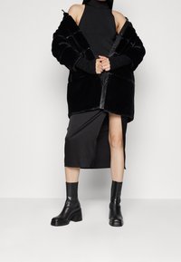 Patrizia Pepe Abrigo de invierno - black