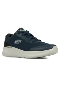 Scarpa da atletica navy con tomaia in rete e suola in gomma. Presenta un motivo testurizzato e il logo Skechers sul lato e sulla linguetta.