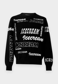 Čierny pletený sveter s rôznymi bielymi logami "ICECREAM" v rôznych písmach a orientáciách. Hladký golier a manžety.