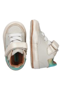 Witte leren schoenen met metallic gouden accenten, zachte witte veters en een getextureerd turquoise detail aan de zijkant. Klittenband voor sluiting.