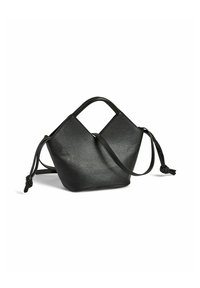 Juodas tekstūruotas odinis rankinukas su geometrine forma, viršutiniais rankenėlėmis, reguliuojama petine juosta ir mazginiais akcentais šonuose.