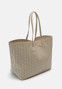 Beige tote táska geometrikus mintával, szintetikus anyagból készült. Hosszú, lapos fogantyúkkal és tágas, téglalap alakú kialakítással rendelkezik.