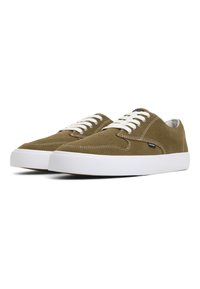 Olivengrønne suede sneakers med hvite gummisåler, som har hvite snørebånd, stikking detaljer og et minimalistisk design.
