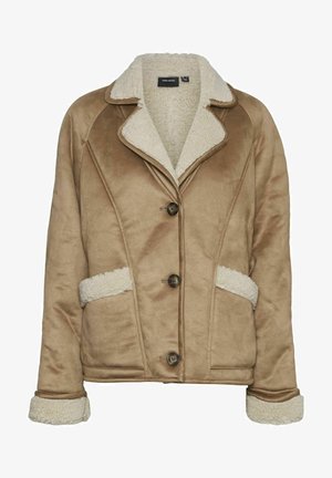 Giacca scamosciata color tan con colletto e dettagli in shearling crema. Presenta una chiusura a bottoni e due tasche frontali con rifiniture in shearling.