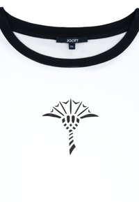 Biała bawełniana koszulka z czarnym prążkowanym dekoltem i misternym czarnym kwiatowym wzorem na środku, z detalicznym motywem.