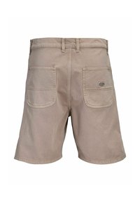 Μπεζ casual σορτς με δύο τετράγνων πίσω τσέπες, θηλιές για ζώνη και μια μικρή ετικέτα μάρκας στην δεξιά τσέπη.