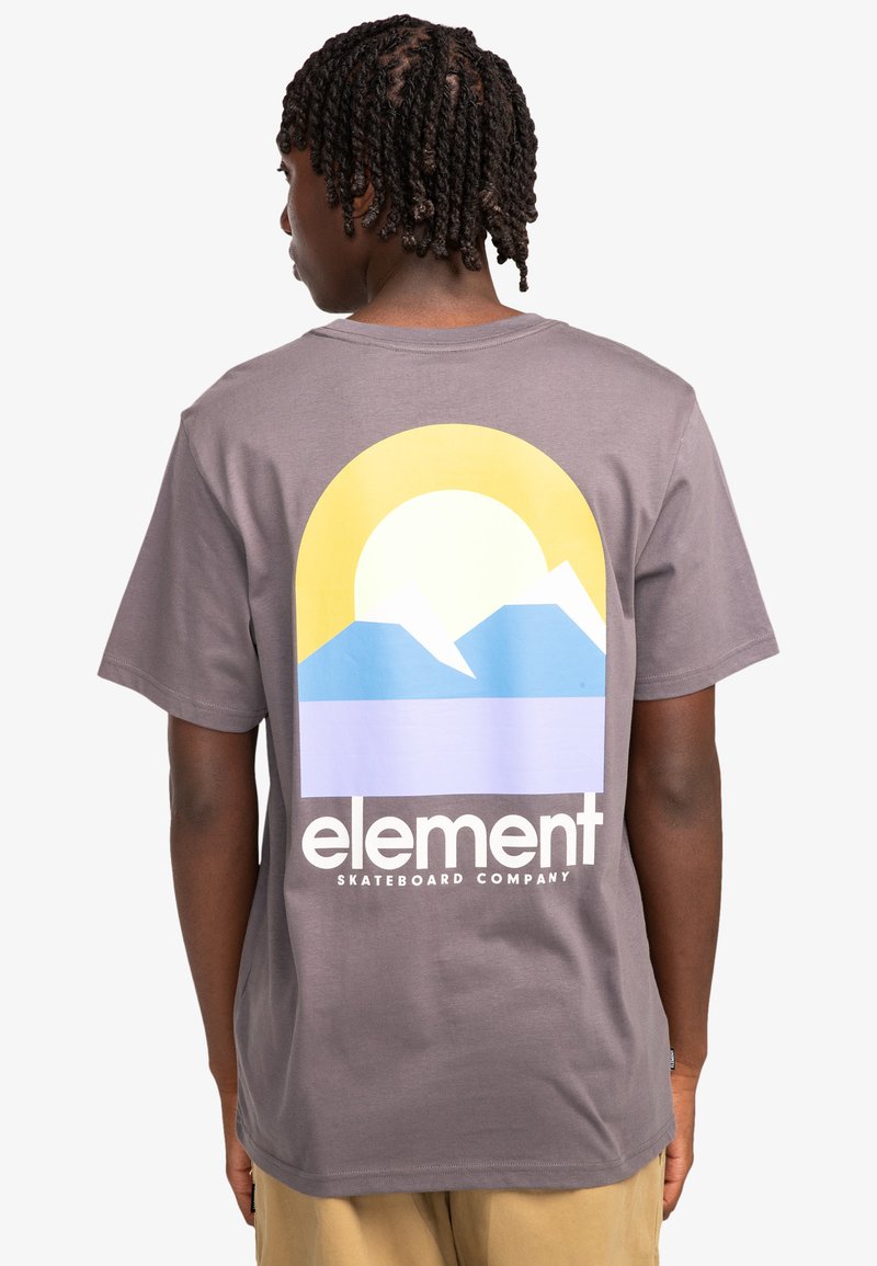 Grijze katoenen t-shirt met een kleurrafische afbeelding van de zon en bergen op de rug, met de tekst "element" in vetgedrukte witte letters eronder.