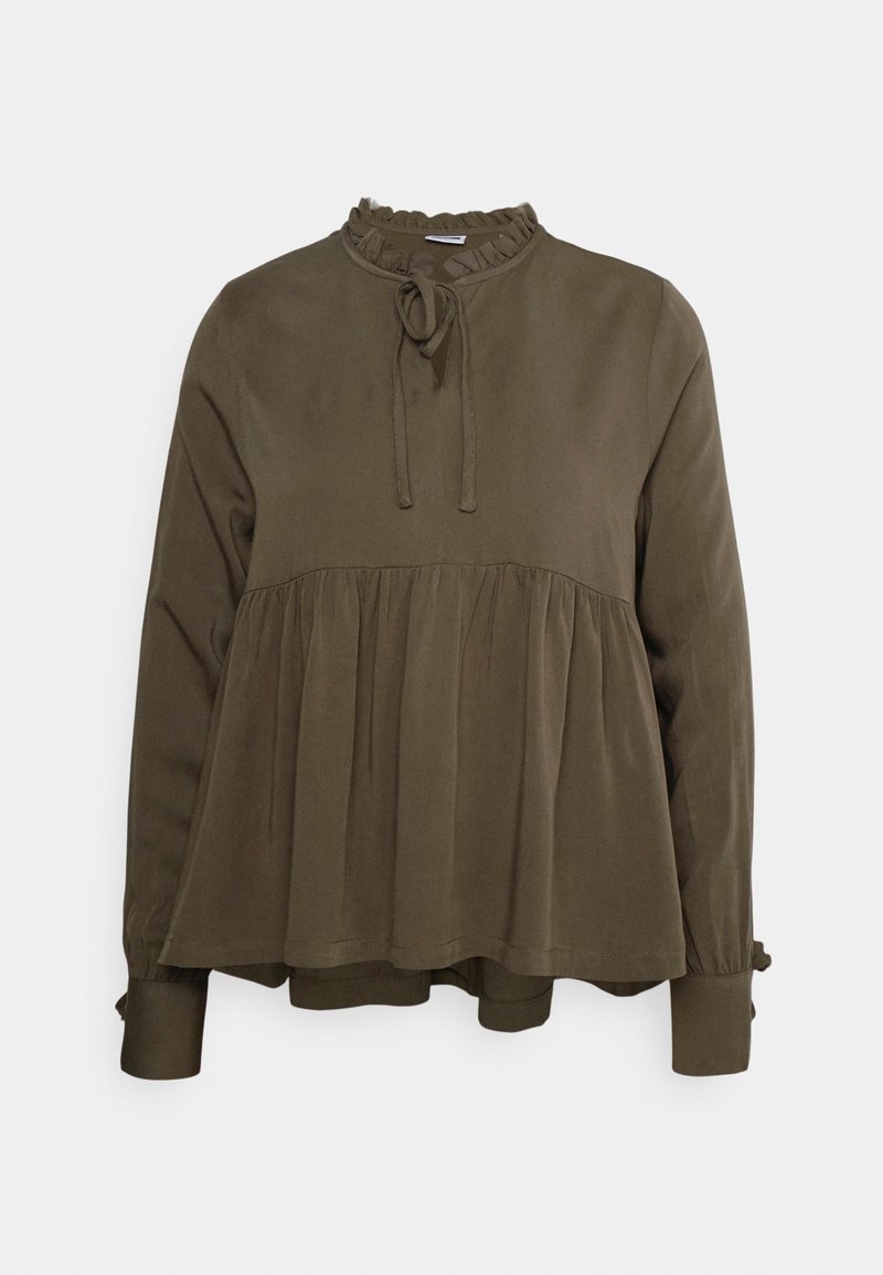 Blouse vert olive à manches longues avec col montant à volants, détail de nouage, taille froncée et poignets boutonnés.