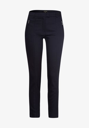 Maßgeschneiderte navyblaue Hose mit slim fit, ausgestattet mit Reißverschlusstaschen vorne, dezenten Falten und einer glatten Stoffoberfläche.