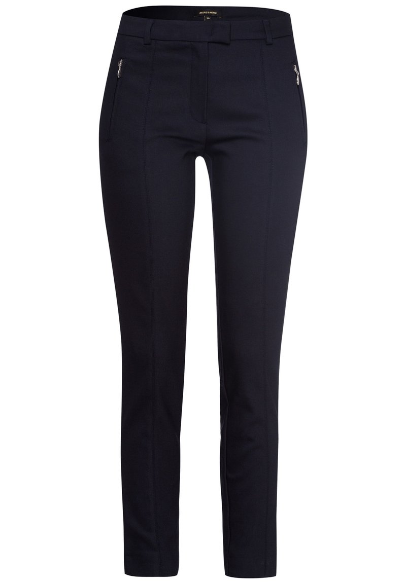 Maßgeschneiderte navyblaue Hose mit slim fit, ausgestattet mit Reißverschlusstaschen vorne, dezenten Falten und einer glatten Stoffoberfläche.