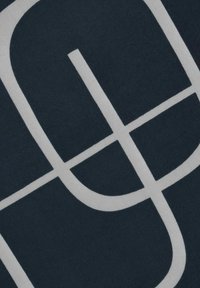 Dunkelblauer Stoff mit einem geometrischen Muster aus weißen Linien, die Schleifen und Rechtecke bilden und ein zeitgenössisches Design schaffen.