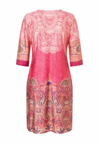 Rosa Kleid mit dreiviertellangen Ärmeln, verziert mit filigranen Paisley- und Blumenmustern in Beige-, Lila- und Orangetönen.
