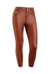 Leggings marrones y ajustados, fabricados con un material suave y de acabado brillante. Incluyen dos bolsillos frontales, cierre de botón y detalle del logo en la cintura.