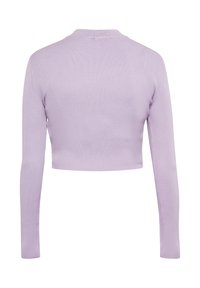 Pulover scurt în nuanță de liliac, cu mâneci lungi, textură canelată și decolteu rotund. Prezentă un design ajustat și material moale tricotat.