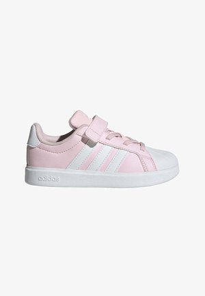Zapatilla Adidas de color rosa claro y blanco con suela de goma blanca, tres rayas blancas en el lateral, cordones y cierre de velcro.