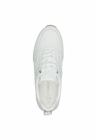Sneaker bianco con tomaia perforata, chiusura con lacci e sottili dettagli dorati. Punta rotonda e interno imbottito con dettagli del logo.