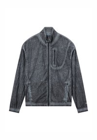 Grijze jas met ritssluiting, een textuur aan het oppervlak, een staande kraag en lange mouwen. Voorzien van een borstzak met rits en elastische manchetten.