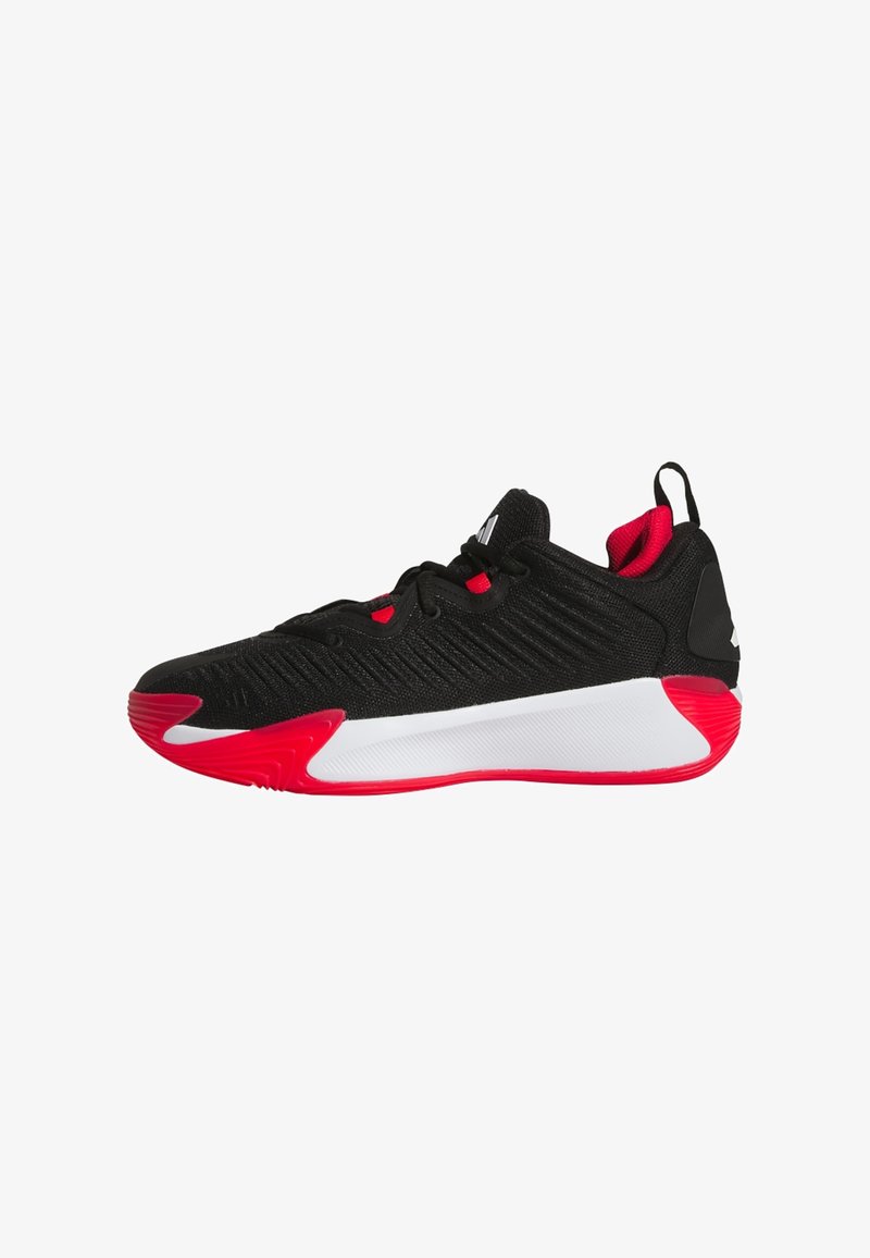 Chaussure de sport noire avec tige texturée, accents rouges et semelle intermédiaire blanche. Comprend des lacets et une languette au talon pour un enfilage facile.