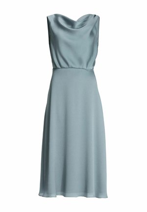 Une robe bleu clair sans manches en tissu doux et texturé, avec un col bénitier et une jupe fluide arrivant au genou.