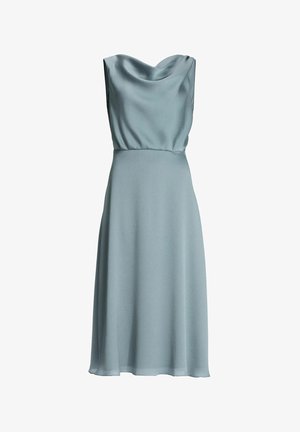 Een lichtblauwe, mouwloze jurk van zacht, textuurstof met een watervalhals en een vloeiende rok tot op de knie.