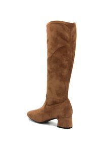 Stivale in suede marrone fino al ginocchio con punta tonda e tacco a blocco. Presenta una texture liscia e un design semplice senza decorazioni.