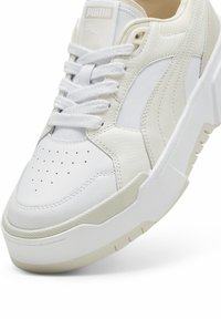 Puma CA FLYZ PRM mleczny