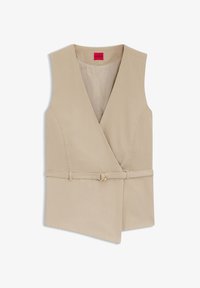 Chaleco envolvente sin mangas beige con escote en V y cinturón incorporado con una pequeña hebilla dorada, con etiqueta roja de Hugo en el interior del cuello.