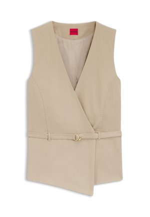 Μπεζ αμάνικο γιλέκο τύπου wrap με V-λαιμόκοψη και ενσωματωμένη ζώνη με μικρή πόρπη σε χρυσό τόνο, με κόκκινη ετικέτα Hugo στο εσωτερικό του γιακά.