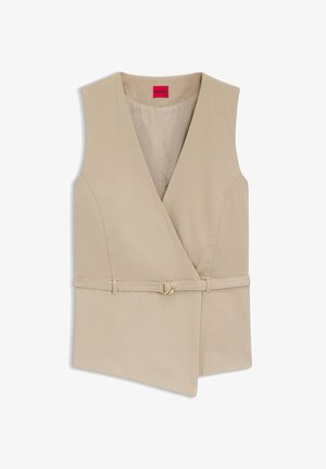 Veste beige sans manches à nouer avec col en V et ceinture attachée ornée d'une petite boucle dorée, marquée d'une étiquette rouge Hugo à l'intérieur du col.