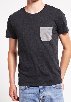 Dunkelgraues T-Shirt aus strukturiertem Stoff mit einer hellgrauen Brusttasche. Kurze Ärmel und klassischer Rundhalsausschnitt.