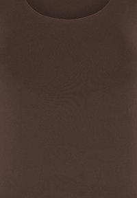 Débardeur marron foncé sans manches avec encolure ronde, en tissu lisse et extensible.