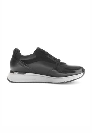 Zwarte sportieve sneakers met een gladleren bovenwerk en textuuraccenten, voorzien van een witte rubberen zool en vetersluiting.