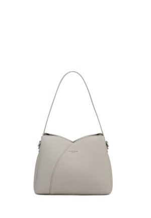 Hellgraue Lederschultertasche mit geschwungenem Paneeldesign und dünnem Riemen, kleines geprägtes Markenlogo mittig vorne.