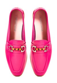 Paire de mocassins en cuir rose vif avec des détails décoratifs en or et bambou, marqués Cesare Caspari sur la semelle intérieure.