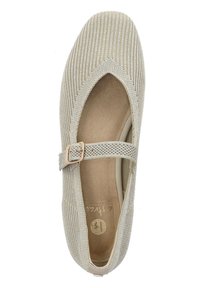 Bailarinas de tela beige con un patrón de rayas texturizado, puntera redondeada y una correa con hebilla en el empeine. Plantilla suave y acolchada.