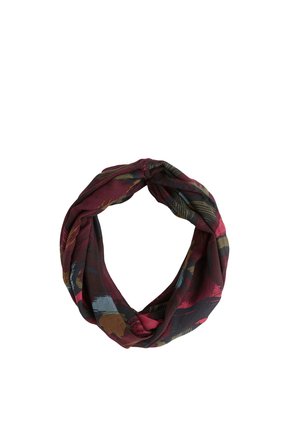 Écharpe en tissu à boucle avec base rouge foncé et motifs abstraits multicolores incluant bleu, marron et vert olive sur fond blanc.