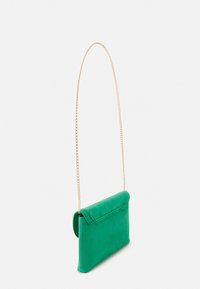Bolso cruzado de ante verde con correa de cadena dorada, forma rectangular y cierre de solapa. Textura suave, presenta líneas limpias y un diseño minimalista.