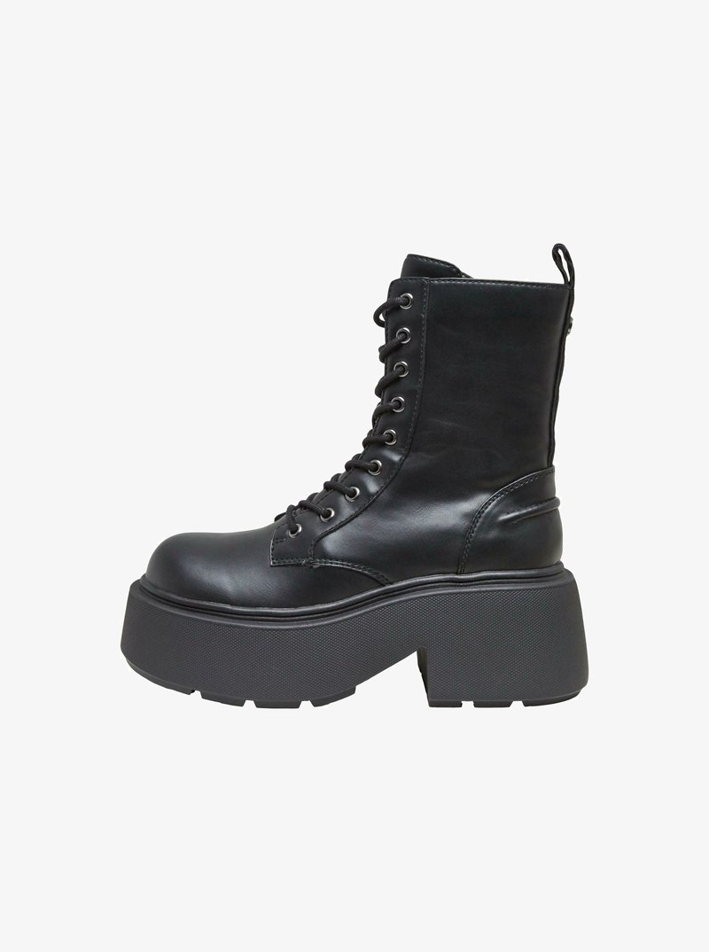 Mustmust musta sõjaväebi sokk, millel on kõrge platvormi tall, ümmargune varvas, sidumis süsteem ja mugavuse tagamiseks tagumine tõmblukk.