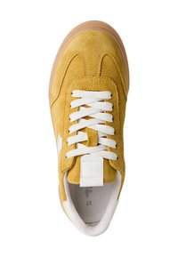 Baskets en suedine jaune avec lacets blancs, semelle en caoutchouc et design minimaliste. Présente une petite étiquette de marque blanche sur la languette.