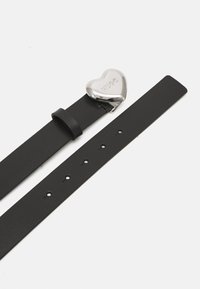 Zwarte leren band met hartvormige zilveren sluiting; heeft gaten voor aanpassing en gegraveerde branding op de sluiting.