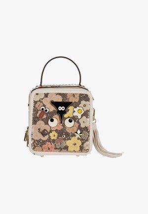 Geantă pătrată cu model floral din paiete, patch-uri cu ochi de desen animat și stele, detaliu cu ou prăjit, mâner negru și franjuri laterali cu ciucuri.